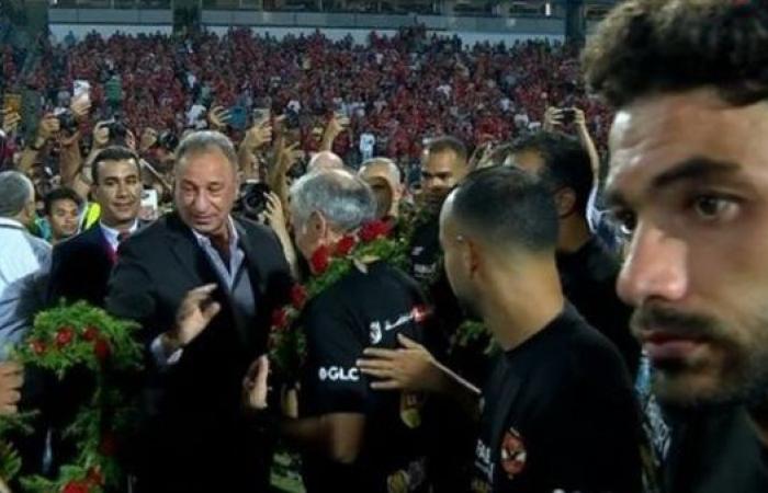 محمود الخطيب يحتفل بلاعبي الأهلي بالورود بعد التتويج بلقب الدوري