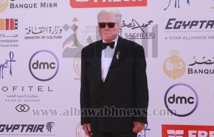 حسين فهمي أول الحاضرين على الريد كاربت ثاني أيام مهرجان القاهرة السينمائي.. صور وفيديو