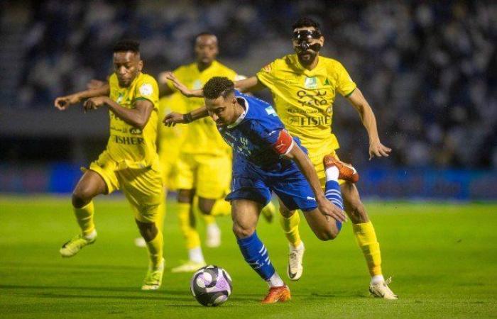 بعد خسارته من الخليج.. صدارة الهلال لدورى روشن مهددة