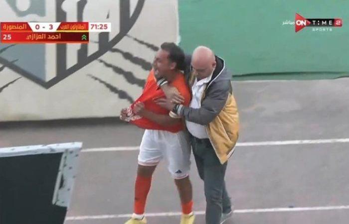 غير متوقع.. لاعب يعتدي بالضرب على مدربه بسبب تغييره