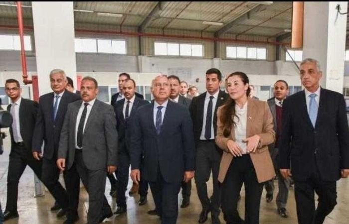 وزير الصناعة والنقل ومحافظ الشرقية يتفقدان مصانع مجموعة النساجون الشرقيون