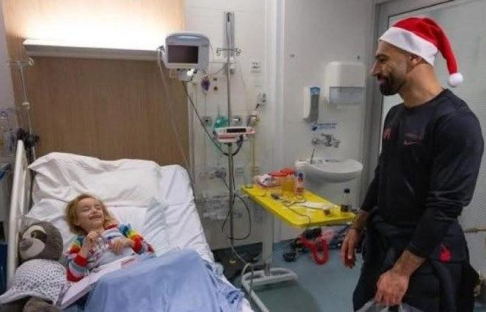 محمد صلاح يزور مستشفى للأطفال في ليفربول بملابس بابا نويل (صور)