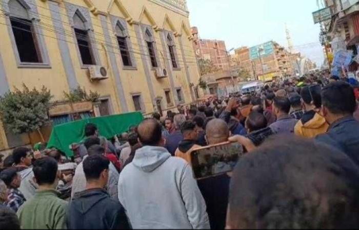 حزن كبير.. الآلاف يشيعون جنازة 4 عمال لقوا مصرعهم في بيارة صرف صحي