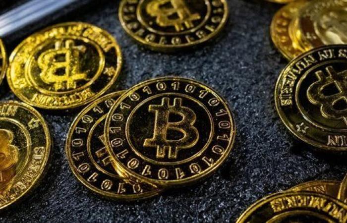 سعر البيتكوين يستقر عند 98 ألف دولار بعد مكاسب متتالية