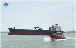 إنقاذ سفينة بضائع من الغرق في قناة السويس (صور)