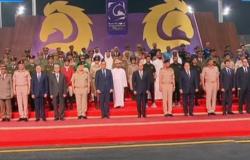 الرئيس السيسي يلتقط صورة تذكارية مع المشاركين في البطولة العربية العسكرية للفروسية