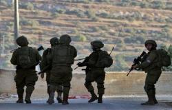 قوات الاحتلال تعتقل شقيقين فلسطينيين بعد اقتحام منزلهما في المنطقة الجنوبية بالخليل