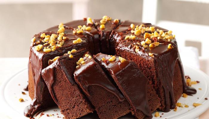 “حلوة ولذيذة” أقوي وصفة عمل الكيكة الاسفنجية بالشوكولاتة مع تزيينها بالمكسرات